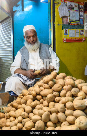 L'uomo vendita di patate al mercato Krishnarajendra, Banaglore, Bengaluru, Karnataka, India Foto Stock