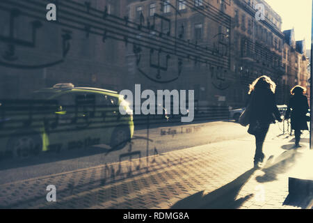 Strada con una riflessione di note musicali Foto Stock