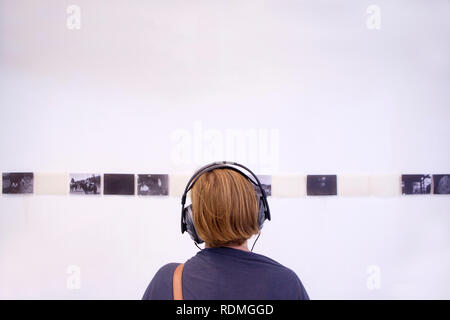 Giovane donna cercando in fiera Foto Stock