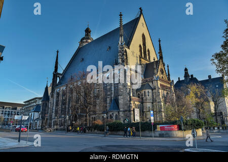 Leipzig, Germania - 14 novembre 2018. Vista esterna di San Tommaso (Chiesa Thomaskirche) di Lipsia, con la gente e il traffico della strada. Foto Stock