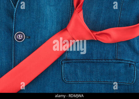 Dettaglio di un uomo vestito in denim. Cravatta rossa e una camicia. Vista superiore Foto Stock