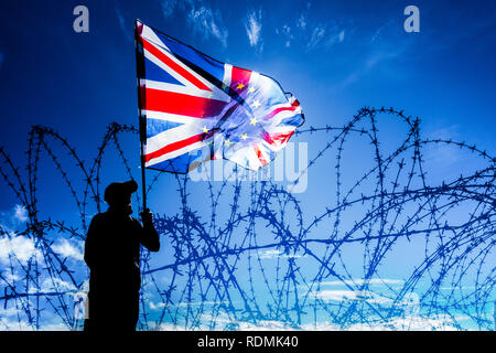 L'uomo sventolando Unione Jack/bandiera UE dietro al filo spinato recinzioni: Brexit, asilo, immigrazione e controllo delle frontiere...Concetto di immagine Foto Stock