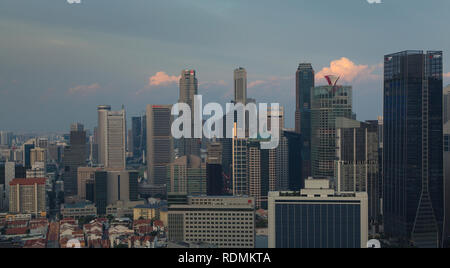 Il quartiere finanziario skyline, fotografato dal cinquantesimo piano di Pinnacle@Duxton edificio residenziale, Singapore. Foto Stock