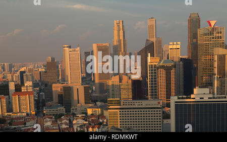 Il quartiere finanziario skyline, fotografato dal cinquantesimo piano di Pinnacle@Duxton edificio residenziale, Singapore. Foto Stock