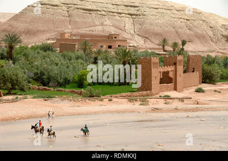 I turisti in visita a Ksar di Aït-Ben-Haddou aka Ait Benhaddou, un Adobe massa argilla costruito villaggio fortificato o Ighrem e popolare film Location Marocco Foto Stock