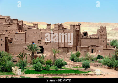 Ksar di Aït-Ben-Haddou aka Ait Benhaddou, un Adobe massa argilla costruito villaggio fortificato o Ighrem e popolare film Location Marocco Foto Stock
