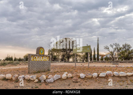 VOSBURG, SUD AFRICA, 1 settembre 2018: una scheda nome e segno direzionale all'ingresso Vosburg nel nord della provincia del Capo Foto Stock