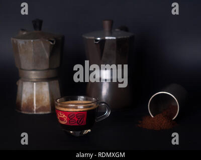 Moka caffè. Macinino da caffè e caffè Foto Stock