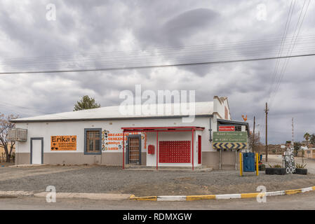 VOSBURG, SUD AFRICA, 1 settembre 2018: un coffee shop, negozi di artigianato e agenzia postale in Vosburg nel nord della provincia del Capo Foto Stock