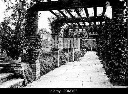 . Giardini per piccole case di campagna. Giardini. FIG. 261.-piloni in pietra e mattoni. Il gruppo ITG. 262.-una pergola con pontili, alcuni round, alcuni square.. Si prega di notare che queste immagini vengono estratte dalla pagina sottoposta a scansione di immagini che possono essere state migliorate digitalmente per la leggibilità - Colorazione e aspetto di queste illustrazioni potrebbero non perfettamente assomigliano al lavoro originale. Jekyll, Gertrude, 1843-1932; Weaver, Lawrence, Sir, 1876-. Londra, vita di paese [ecc. ]; New York, C. Scribner i figli Foto Stock