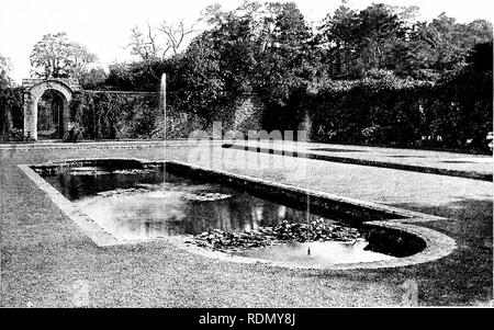 . Giardini per piccole case di campagna. Giardini. M acqua il giardino formale. HS felice rapporto nel design tra sé e le scale da terra superiore. Non meno geniale è il trattamento del giardino sul lato ovest della casa (Figg. 185 e 187, e piano per vedere Fig. 98). L'acqua qui prende anche un posto preminente. Una vasca tonda è impostata su una base quadrata costruita di piastrelle con un coping di pietra. Dal bacino sorge una fontana con la sua figura schizzando freschezza. Su ogni lato di questa caratteristica centrale è un oblong y la piscina e tutta la progettazione è tenuto insieme da una ampia cornice di pavimentazione. Si Foto Stock