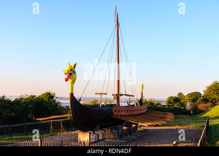 La nave vichinga, la Hugin, a Pegwell Bay. Ricostruito barca lunga sul display stand. Replica di ca 890 Gokstad nave. Vista frontale di archi e nave. Foto Stock