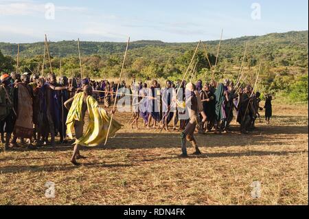 Donga stick fighters, tribù Surma, Tulgit, Omo River Valley, Etiopia, Africa Foto Stock