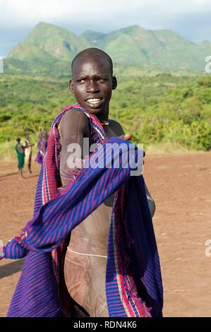 Donga stick fighter, tribù Surma, Tulgit, Omo River Valley, Etiopia, Africa Foto Stock