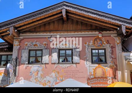 La facciata della casa con tipici Lüftlmalerei nel centro, Oberammergau Passion Play Village, Ammertal, Ammergauer Alpi Foto Stock