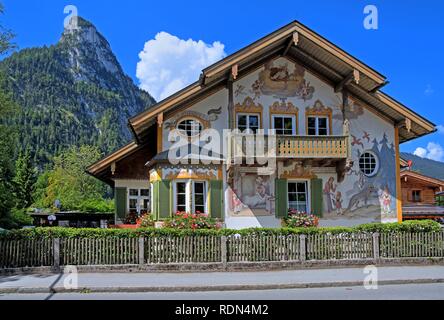 Rotkäppchenhaus con tipici Lüftlmalerei nel centro con il Kofel 1342m, Oberammergau Passionsspieldorf, Ammertal Foto Stock