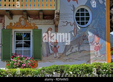 La facciata della Little Red Riding Hood House con tipici Lüftlmalerei, Oberammergau Passion Play Village, Ammertal Foto Stock