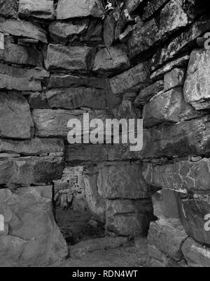 Visualizzare WSW della camera principale di collina Vinquoy Neolitico chambered cairn, Eday, Orkney, UK, che mostra gli ingressi per il western coppia di camere laterali. Foto Stock