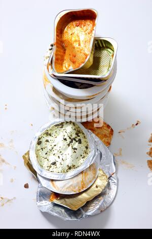 Il confezionamento di resti di pasti istantanea, convenience food, plastica e alluminio nel cestino Foto Stock