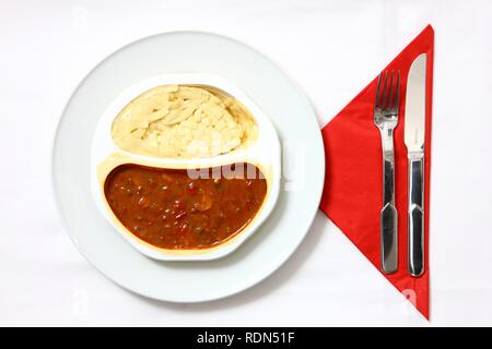 Le strisce di tacchino con verdure e tagliatelle, pre-pasto preparato e servito su una piastra, nella confezione originale Foto Stock