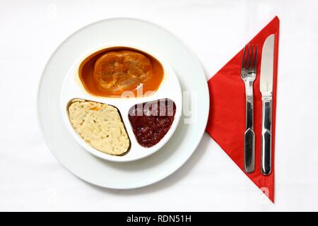 Arrosto di maiale con spaghetti di sveva e cavolo rosso, pre-pasto preparato e servito su una piastra, nella confezione originale Foto Stock