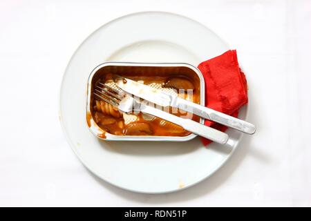 Resti di un pre-preparato pasto dopo essere mangiato, servita su un piatto e nella confezione originale Foto Stock