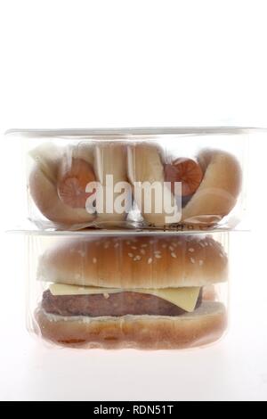 Hamburger, cheeseburger e hot dogs in chiaro degli imballaggi in plastica Foto Stock