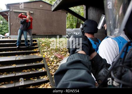 Speciale unità di polizia gruppo negoziale, prove di funzionamento, un criminale minaccia di un ostaggio con una pistola, negoziatori sono Foto Stock