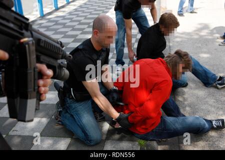 Prove di funzionamento, mobile task force della speciale unità di polizia, i trafficanti di droga di essere sopraffatto nel corso di un trasferimento di denaro Foto Stock