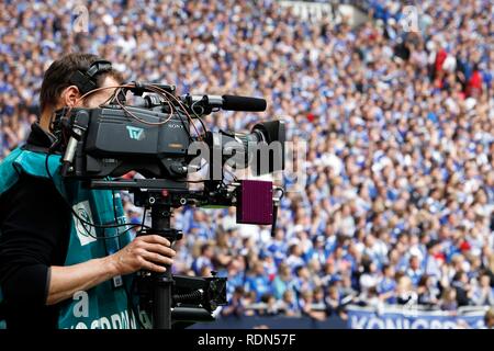 Il cameraman TV durante l'ultima partita casalinga della stagione del FC Schalke 04 contro il Werder Brema 0:2, Veltins Arena Foto Stock