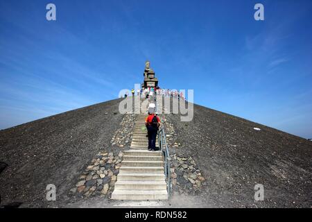 Parte superiore della Halde Rheinelbe heap, opera d'arte Himmelstreppe o la scala verso il cielo per artista Herman Prigann Foto Stock