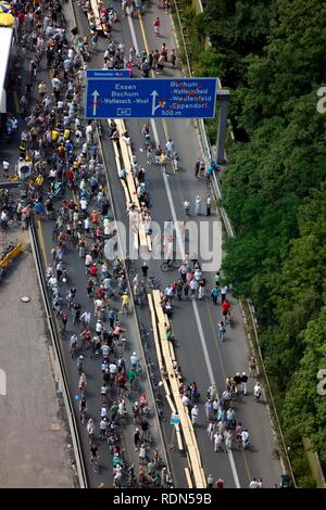 L'autostrada A40 all'arte Still-Leben evento sul Ruhrschnellweg autostrada A40, il più grande evento della capitale della cultura Foto Stock