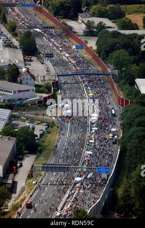 L'autostrada A40 all'arte Still-Leben evento sul Ruhrschnellweg autostrada A40, il più grande evento della capitale della cultura Foto Stock