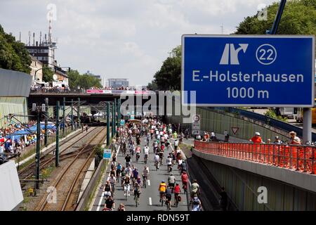 L'autostrada A40 all'arte Still-Leben evento sul Ruhrschnellweg autostrada A40, il più grande evento della capitale della cultura Foto Stock