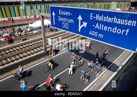 L'autostrada A40 all'arte Still-Leben evento sul Ruhrschnellweg autostrada A40, il più grande evento della capitale della cultura Foto Stock