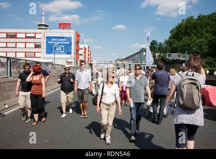 L'autostrada A40 all'arte Still-Leben evento sul Ruhrschnellweg autostrada A40, il più grande evento della capitale della cultura Foto Stock