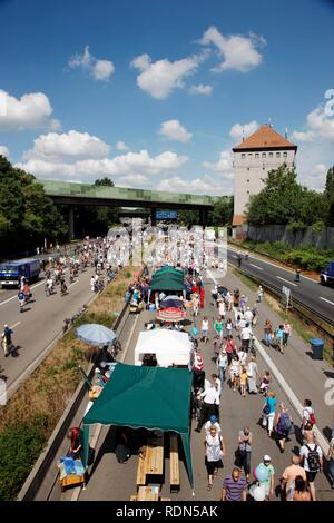 La giunzione Duisburg-Kaiserberg all'arte Still-Leben evento sul Ruhrschnellweg autostrada A40, il più grande evento di capitale Foto Stock