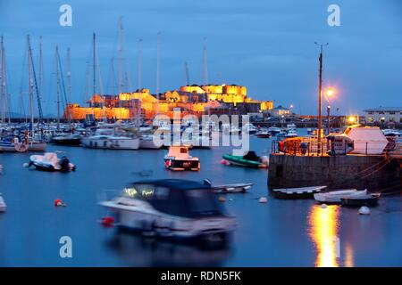 La fortezza di Castle Cornet al porto, barche a vela, marina, porto principale, St. Peter Port Guernsey, Isole del Canale, Europa Foto Stock