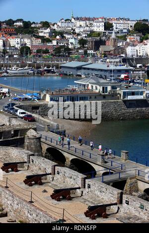 La fortezza di Castle Cornet al porto, porto principale, St. Peter Port Guernsey, Isole del Canale, Europa Foto Stock