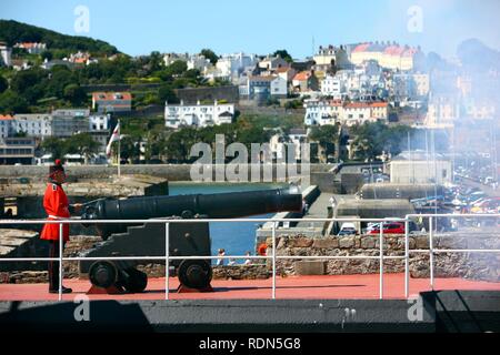 Noon-Gun, daily colpo di cannone a mezzogiorno presso la fortezza Castle Cornet al porto, porto principale, St. Peter Port Guernsey Foto Stock