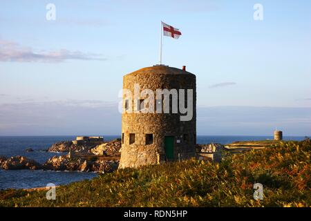Martello torri, guardare e torri di guardia del XVII secolo si trova lungo il litorale, qui torre n. 5 presso il Pembroke Bay nel Foto Stock