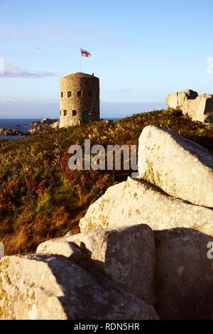 Martello torri, guardare e torri di guardia del XVII secolo si trova lungo il litorale, qui torre n. 5 presso il Pembroke Bay nel Foto Stock