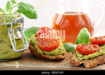 Sandwich freschi con pesto e pomodoro. Foto Stock