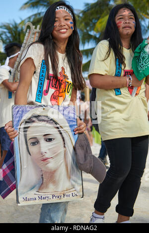 Teens sfilando al Ati-Atihan Festival in Boracay Island Foto Stock