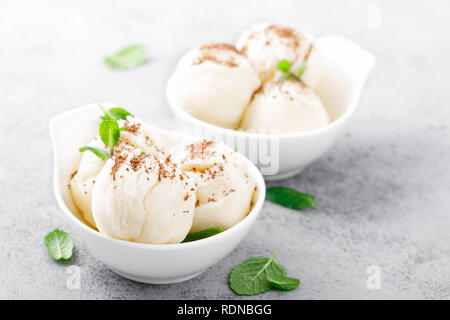 Gelato alla vaniglia con cioccolato grattugiato e le foglie di menta Foto Stock