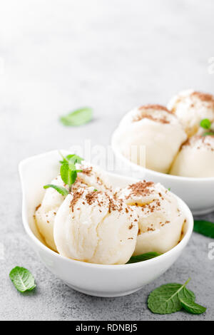 Gelato alla vaniglia con cioccolato grattugiato e le foglie di menta Foto Stock