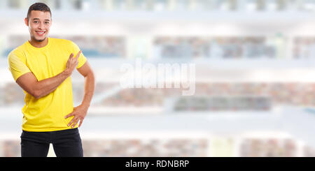 Giovane uomo che mostra di marketing di puntamento ad annuncio banner persone copyspace spazio copia info Foto Stock
