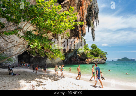 Railay, Tailandia - 3 Luglio 2018: i turisti a piedi lungo il Phra Nang (Phranang) Beach. Foto Stock
