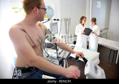 La pratica medica, stress ECG, test per misurare la funzione cardiaca di un paziente su una macchina cardio Foto Stock