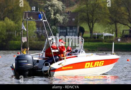 DLRG scialuppa di salvataggio, molla regata per kayak e canoa discipline al Lago Baldeney, Essen, Renania settentrionale-Vestfalia Foto Stock